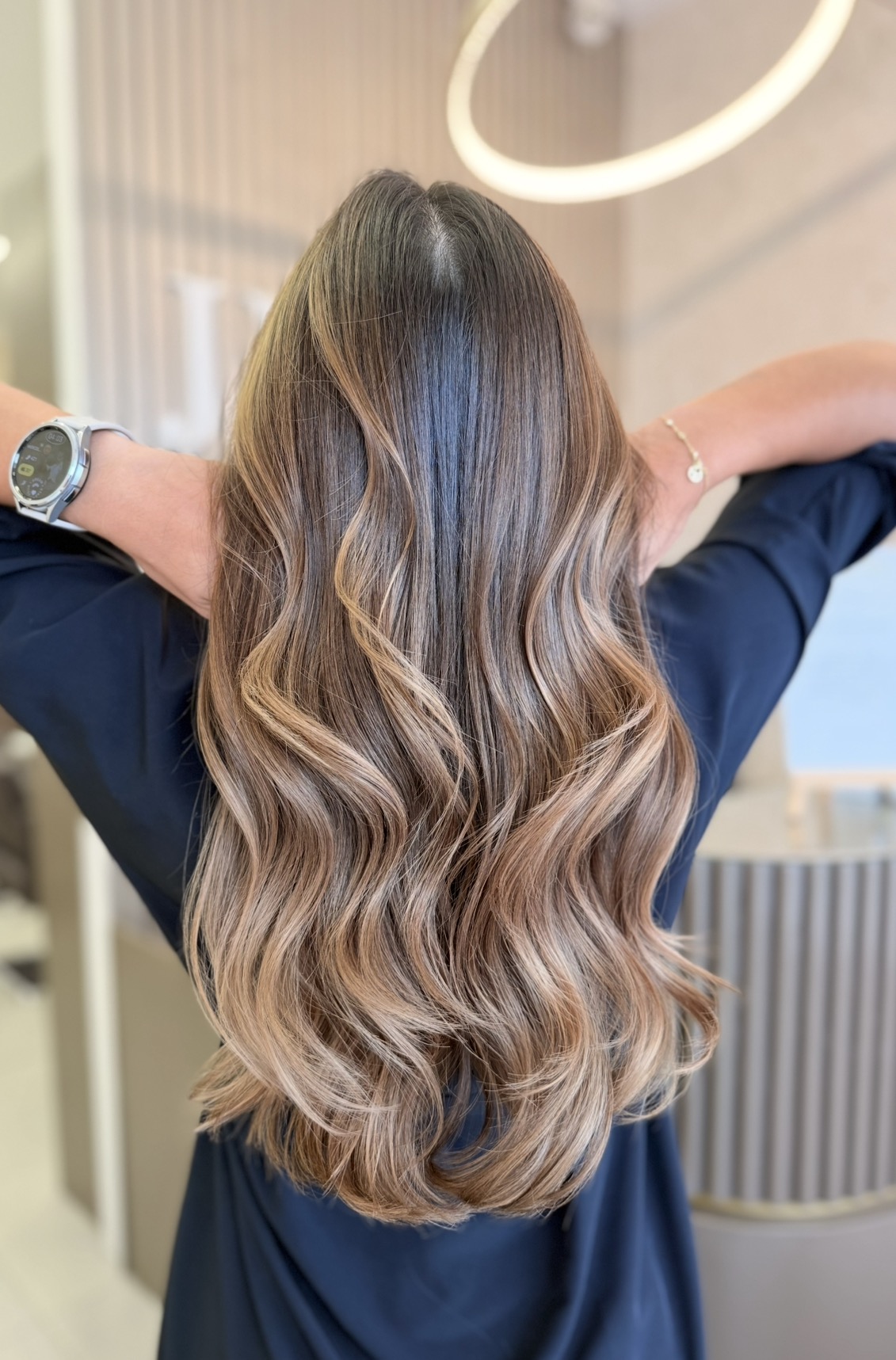 Balayage castaño con reflejos dorados