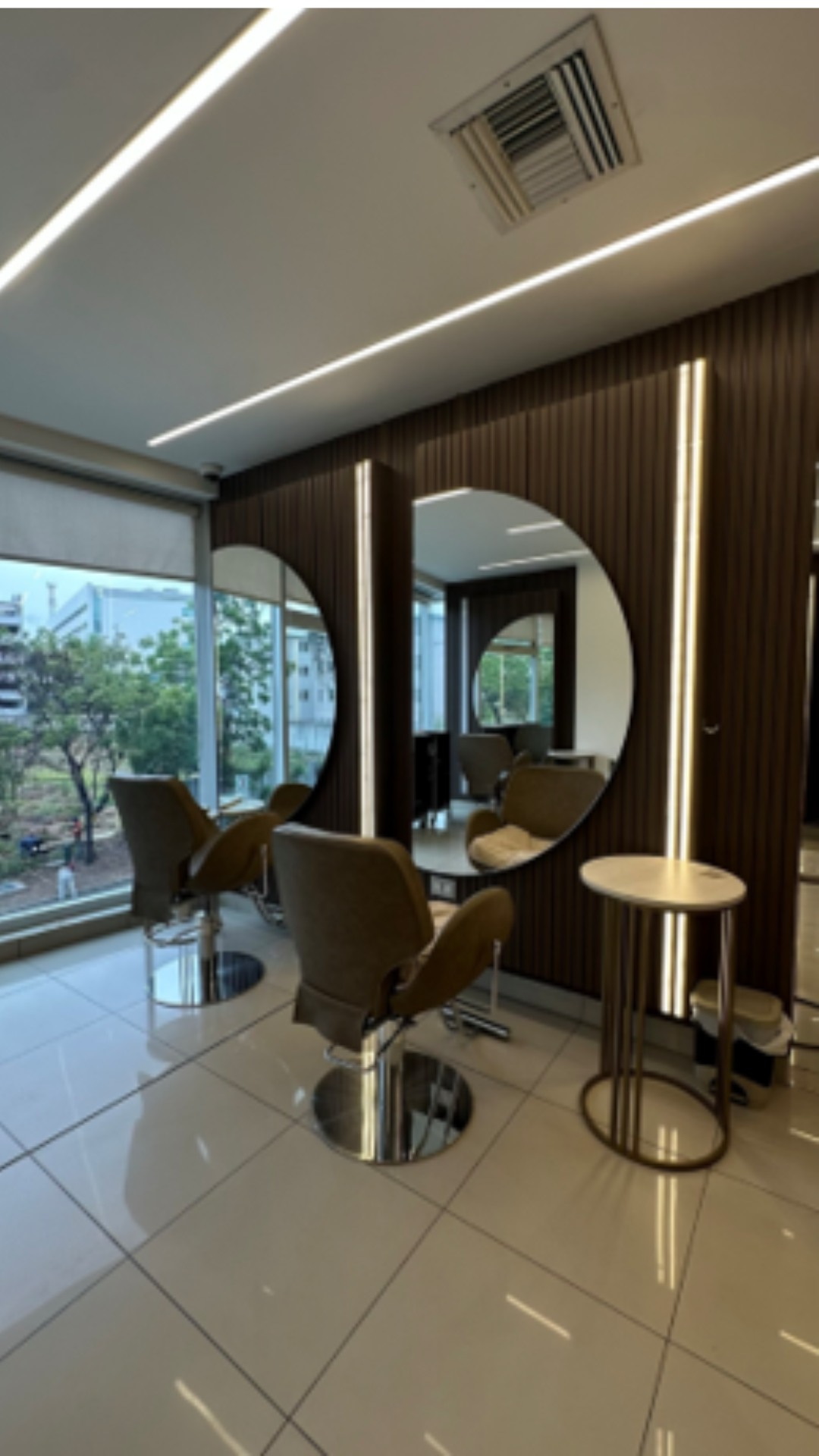 Salón Jessy Soriano con espejos y sillas de diseño
